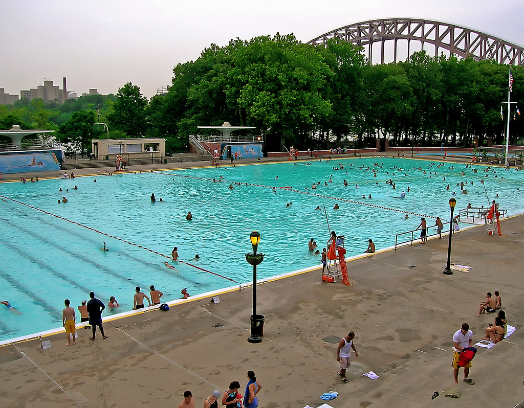 Открыть бассейн под открытым небом. Astoria Park Pool. Astoria Park Pool Нью Йорк. Бассейн под открытым небом. Открытый общественный бассейн.